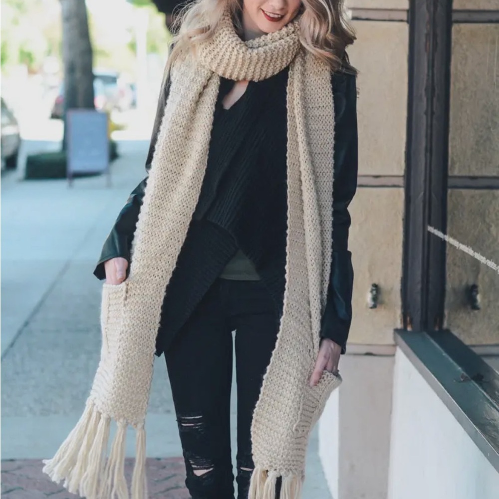 Chunky Oversized Two Pocket Scarf - Picture 12 of 12